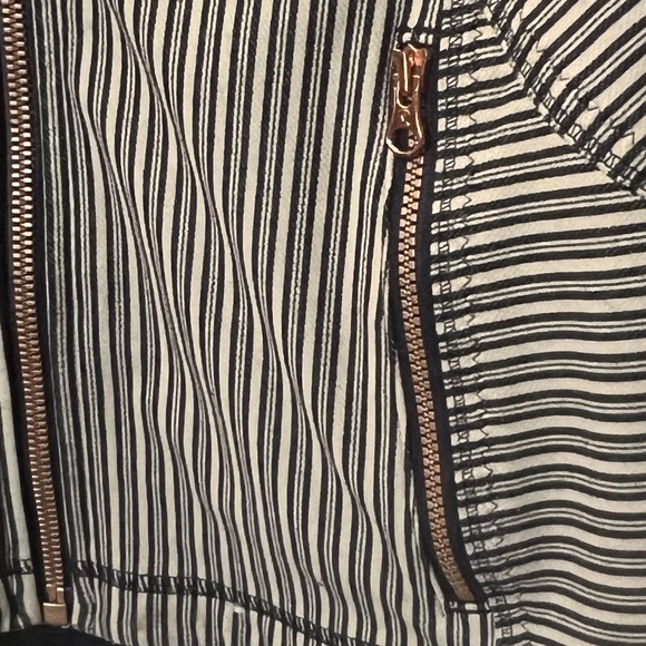 Rare Lululemon Forme Jacket Tan & Navy pinstripe w/Rose Gold hardware Sz 10 - Picture 10 of 12